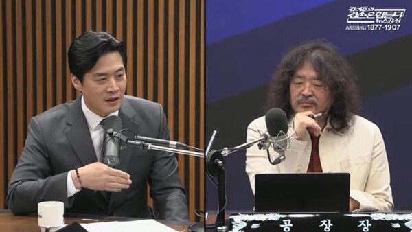 한준호 더불어민주당 의원(왼쪽)이 19일 유튜브 방송 '김어준의 겸손은 힘들다 뉴스공장'에 출연해 발언하고 있다. [사진=유튜브 화면 갈무리]