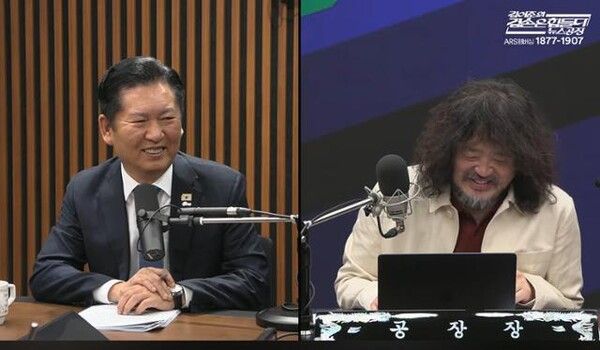정청래 더불어민주당 대표(왼쪽) 가 18일 유튜브 방송 '김어준의 겸손은 힘들다 뉴스공장'에 출연해 발언하고 있다. [사진=유튜브 화면 갈무리]
