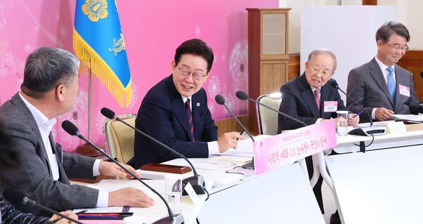 이재명&nbsp;대통령이 19일 경제사회노동위원회 제1기 출범을 맞이해 청와대에서 열린 노동정책 토론회에서 김동명 한국노총 위원장의 발언을 듣고 있다. 이 대통령 오른쪽은 손경식 한국경영자총협회장, 김지형 경사노위 위원장. [사진=연합뉴스]