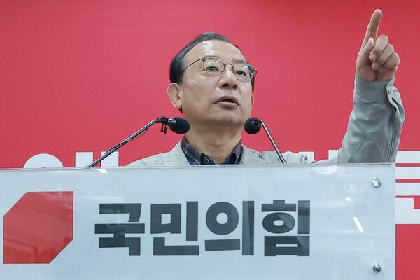 &nbsp;국민의힘&nbsp;이정현&nbsp;공천관리위원장이 16일 서울 영등포구 여의도 중앙당사에서 충북도지사 후보 공천 심사 결과를 발표하며 김영익 공관위원을 단상으로 부르고 있다. 이 위원장은 이날 김영환 충북도지사를 컷오프(공천배제)하는 동시에 추가 공천 접수를 진행한다고 밝혔다. [사진=연합뉴스]