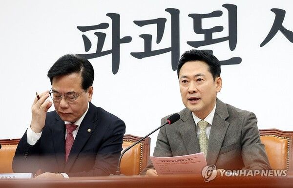 국민의힘&nbsp;장동혁&nbsp;대표(오른쪽)가 19일 국회에서 열린 최고위원회의에서 발언하고 있다. 왼쪽은 송언석 원내대표. [사진=연합뉴스]