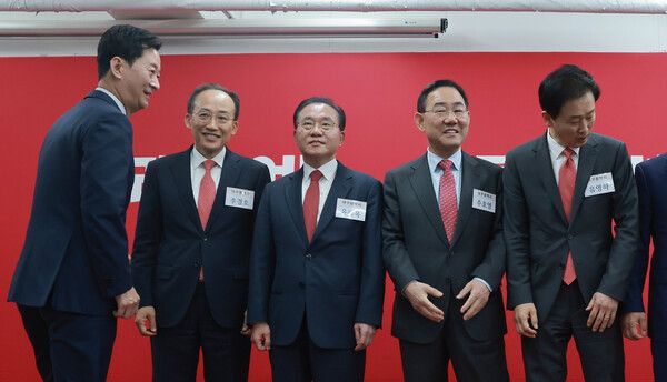 &nbsp;6·3 지방선거 대구시장에 도전하는 국민의힘 예비후보들이 10일 서울 영등포구 여의도 국민의힘 중앙당사에서 열린 광역단체장 후보 면접에 참석하며 기념 촬영을 준비하고 있다.&nbsp;왼쪽부터 국민의힘 최은석·추경호·윤재옥 의원,&nbsp;주호영&nbsp;국회부의장, 유영하 의원. [사진=연합뉴스]