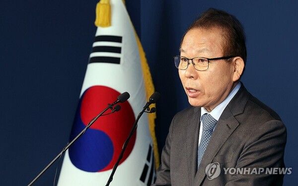 민주당 김이수 중앙당 공천관리위원장이 2일 서울 여의도 중앙당사에서 공천 심사 결과를 발표하고 있다 [사진=연합뉴스]