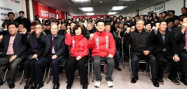 지지자들과 구호를 외치는&nbsp;이칠구 포항시장 예비후보 / 사진=이칠구 포항시장 예비후보 선거사무소