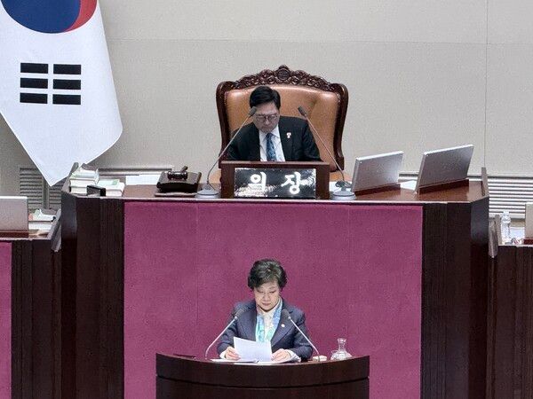 19일 오후 8시께 국회 본회의장에서 조배숙 국민의힘 의원이 필리버스터를 진행하고 있다. 뒤에는 우원식 국회의장. 26.3.19. [사진=김대성]