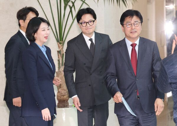 국민의힘&nbsp;김종혁&nbsp;전 최고위원이 20일 국회 소통관에서 중앙윤리위 징계에 대한 법원의 효력정지 가처분 인용 결정과 관련해 기자회견장을 향하고 있다. [사진=연합뉴스]