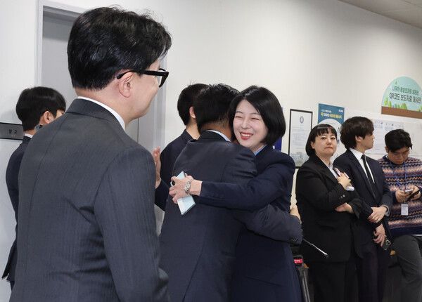 국민의힘김종혁&nbsp;전 최고위원과&nbsp;배현진&nbsp;의원이 20일 국회 소통관에서 열린&nbsp;김종혁&nbsp;전 최고위원의 중앙윤리위 징계에 대한 법원의 효력정지 가처분 인용 결정 관련 기자회견에 앞서 포옹하고 있다. [사진=연합뉴스]