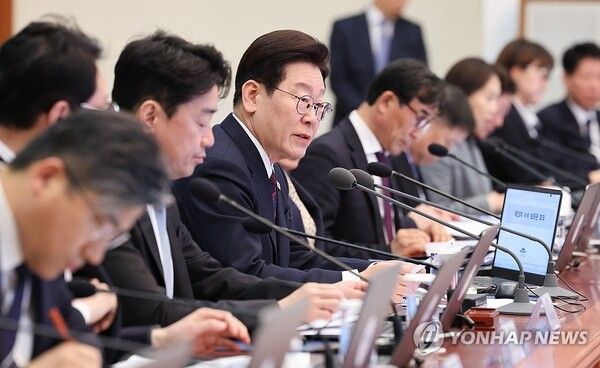 이재명 대통령이 19일 청와대에서 열린 수석보좌관회의에서 발언하고 있다 [사진=연합뉴스]