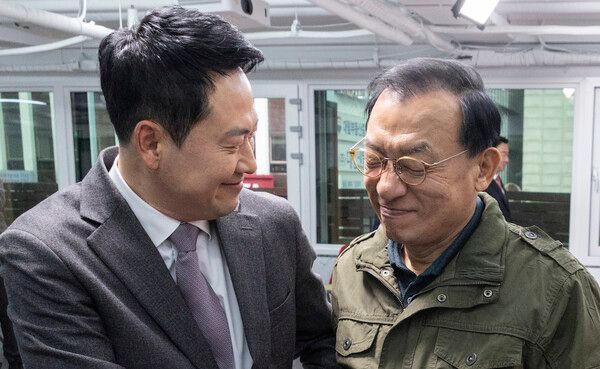 국민의힘&nbsp;장동혁&nbsp;대표(왼쪽)과&nbsp;이정현&nbsp;공천관리위원장이 2월 23일 서울 여의도 중앙당사에서 열린 제9회 전국동시지방선거 중앙당 공천관리위원회 공천 혁신 서약식에서 서로 악수하고 있다.[사진=연합뉴스]