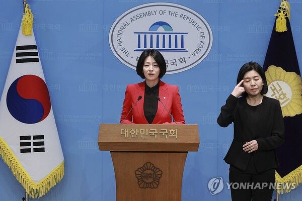 국민의힘&nbsp;배현진&nbsp;의원이 13일 국회 소통관에서 당 중앙윤리위원회가 배 의원에 대해 당원권 정지 1년 처분을 내린 것과 관련해 기자회견을 하고 있다. [사진=연합뉴스]