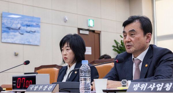 안규백 국방부 장관이 17일 국회에서 열린 국방위 전체 회의에 출석해 미국 측의&nbsp;호르무즈&nbsp;해협 파병 요청에 대한 의원 질의에 