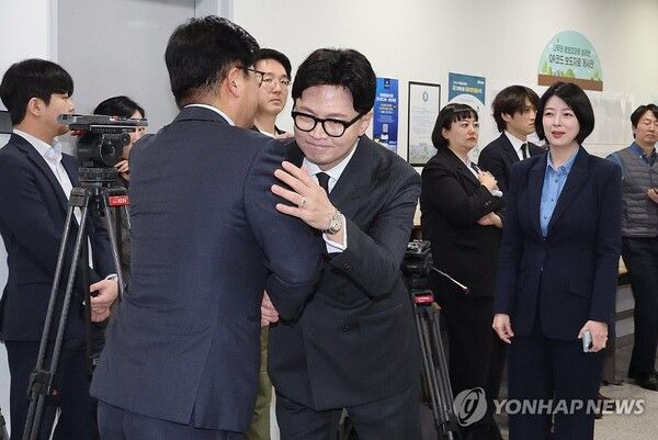 국민의힘&nbsp;한동훈&nbsp;전 대표와 김종혁 전 최고위원이 20일 국회 소통관에서 열린 김종혁 전 최고위원의 중앙윤리위 징계에 대한 법원의 효력정지 가처분 인용 결정 관련 기자회견에 앞서 포옹하고 있다. [사진=연합뉴스]