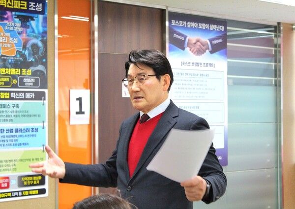 박승호 前 포항시장이 기자들의 질문에 답변하고 있다. / 사진=박승호 前 포항시장 선거사무소