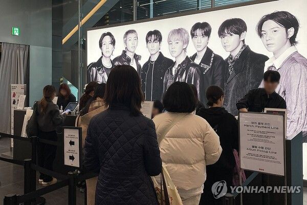 방탄소년단(BTS) 컴백을 하루 앞둔 20일 서울 용산구 하이브 사옥에 문을 연 '아리랑' 팝업스토어를 찾은 팬들이 관련 굿즈를 살펴보고 있다. 2026.3.20 [사진=연합뉴스]