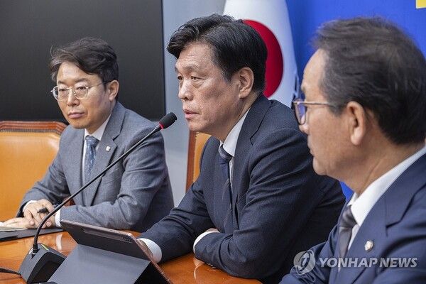 더불어민주당 조승래 사무총장이 22일 국회에서 열린 기자간담회에서 20206년 지방선거 후보 공천과 관련해 설명하고 있다. 2026.3.22 [사진=연합뉴스]