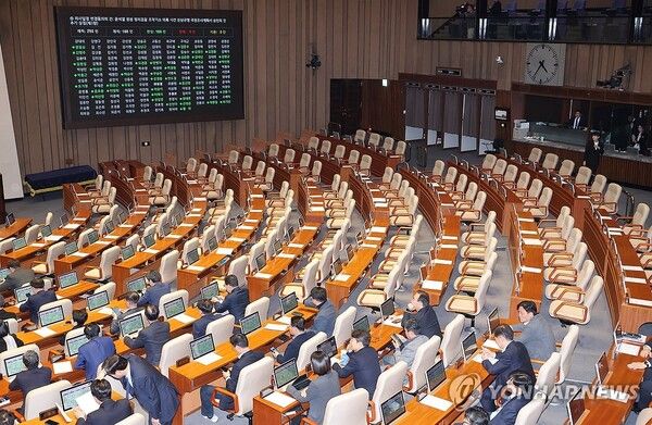 21일 국회 본회의장에서 '윤석열 정권 정치검찰 조작기소 의혹 사건 진상규명 국정조사계획서 승인의 건 추가 상정'이 국민의힘 의원 불참 속에 통과되고 있다. 2026.3.21 [사진=연합뉴스]
