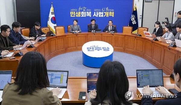 더불어민주당 조승래 사무총장이 22일 국회에서 열린 기자간담회에서 20206년 지방선거 후보 공천과 관련해 설명하고 있다. 2026.3.22 [사진=연합뉴스]