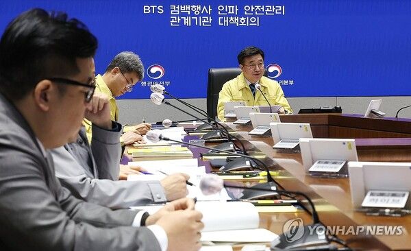 윤호중 행정안전부 장관(오른쪽)이 11일 서울 종로구 정부서울청사 상황센터에서 BTS 컴백 행사 인파 안전관리 관계기관 대책회의를 주재하고 있다. 2026.3.11 [사진=연합뉴스]
