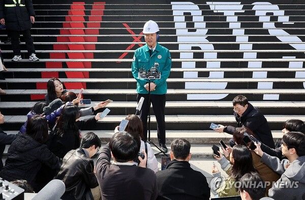 오세훈 서울시장이 19일 서울 종로구 세종문화회관 중앙계단에서 방탄소년단(BTS) 공연 준비 현장 점검을 마친 뒤 발언하고 있다. 2026.3.19 [공동취재]