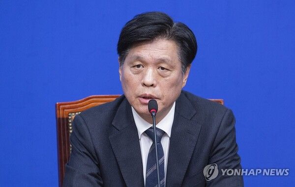 더불어민주당 조승래 사무총장이 22일 국회에서 열린 기자간담회에서 20206년 지방선거 후보 공천과 관련해 설명하고 있다. 2026.3.22 [사진=연합뉴스]