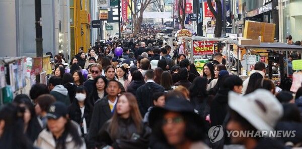 그룹 방탄소년단(BTS)이 정규 5집 '아리랑'(ARIRANG) 발매를 기념해 무료 공연 'BTS 컴백 라이브: 아리랑'(BTS THE COMEBACK LIVE｜ARIRANG)을 여는 21일 서울 중구 명동거리가 인파로 북적이고 있다. 2026.3.21 [사진=연합뉴스]