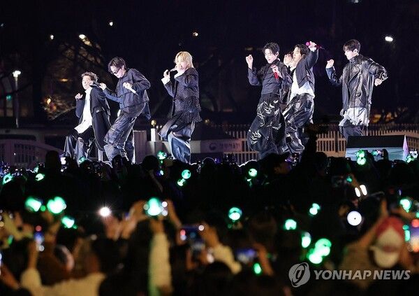 그룹 방탄소년단(BTS)이 21일 서울 광화문 광장에서 정규 5집 '아리랑'(ARIRANG) 발매를 기념해 무료 공연 'BTS 컴백 라이브: 아리랑'(BTS THE COMEBACK LIVE｜ARIRANG)을 열고 있다. 2026.3.21 [사진=연합뉴스]