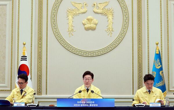 이재명&nbsp;대통령이 23일 청와대 영빈관에서 열린 제59차 중앙통합방위회의에서 이동식 제36보병사단장에게 대통령 단체표창을 수여한 뒤 악수하고 있다. [사진=연합뉴스]