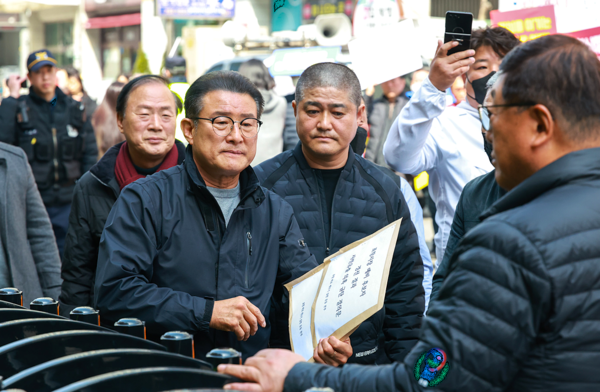 포항바로세우기실천운동본부가 국민의힘 공천관리위원회의 불공정한 공천에 대해 강하게 항의하고 있다. / 사진=포항바로세우기실천운동본부