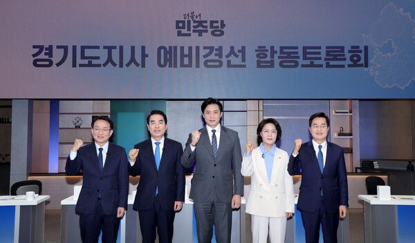 19일 서울 마포구 JTBC에서 열린 에서 예비후보들이 기념 촬영하고 있다. 왼쪽부터 권칠승·양기대·한준호·추미애·김동연 예비후보. [사진=연합뉴스]