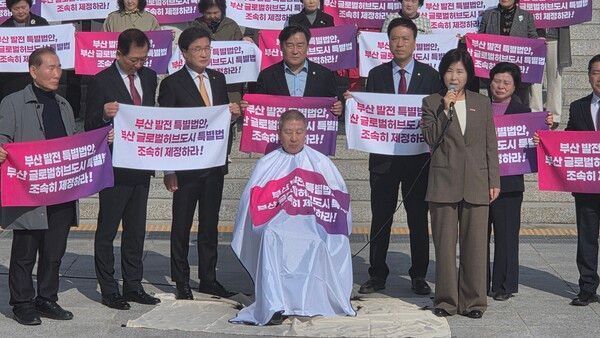 김미애 국민의힘 의원이 23일 여의도 국회 본청 앞에서 박형준 부산시장 삭발식을 마치고 발언하고 있다. [사진=폴리뉴스]