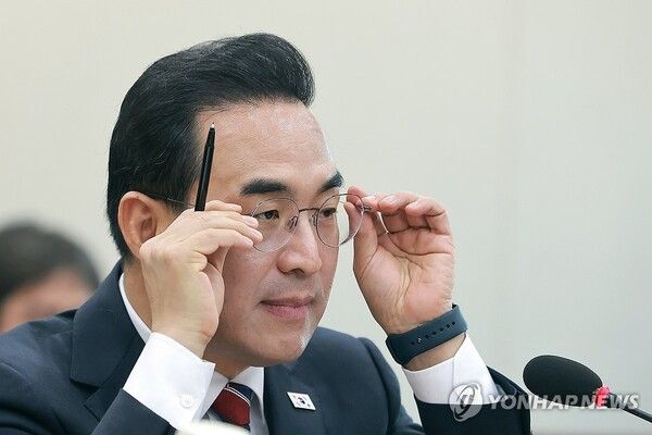 박홍근 기획예산처 장관 후보자가 23일 국회 재정경제기획위원회에서 열린 인사청문회에서 안경을 고쳐쓰고 있다. 2026.3.23 [사진=연합뉴스]