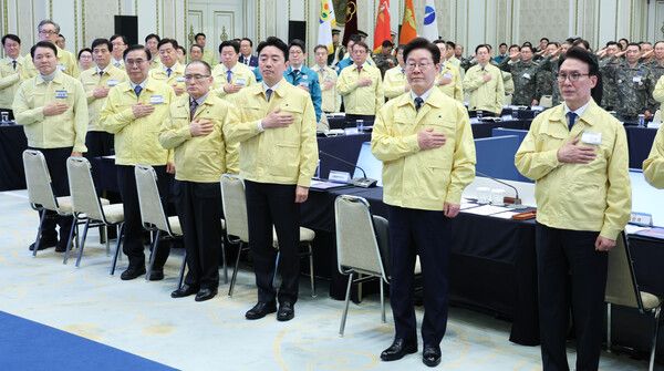 이재명&nbsp;대통령이 23일 청와대 영빈관에서 열린 제59차 중앙통합방위회의에서 국민의례를 하고 있다. [사진=연합뉴스]
