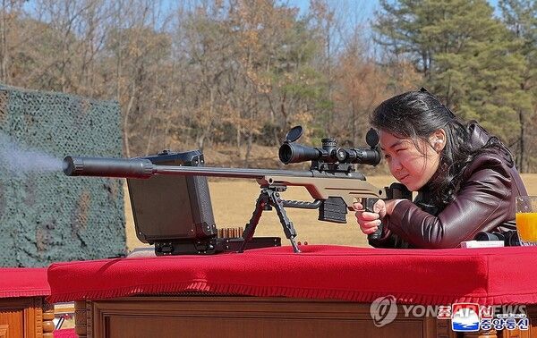 김위원장의 딸 주애가 저격총을 조준한 모습 [사진=연합뉴스]