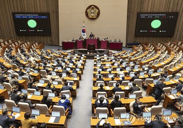 22일 국회에서 열린 본회의에서 민주당 주도로 윤석열 정권 정치검찰 조작 기소 의혹 사건 진상규명 국정조사 계획서 승인의 건이 통과되고 있다. 2026.3.22 [사진=연합뉴스]