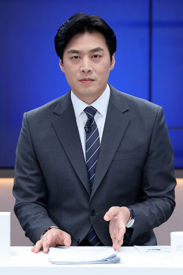 19일 서울 마포구 JTBC에서 열린 더불어민주당 경기도지사 예비경선 합동토론회에 참석한&nbsp;한준호&nbsp;예비후보가 토론 시작을 기다리고 있다. [사진=연합뉴스]