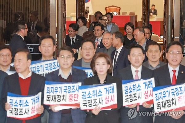 김민석 국무총리 등 더불어민주당 의원들이 22일 국회 본회의장에서 나오는 가운데 국민의힘 장동혁 대표 등 의원들이 국회 로텐더홀에서 윤석열 정권 시절 검찰의 조작기소 의혹에 관한 국정조사' 추진을 규탄하고 있다. 2026.3.22 [사진=연합뉴스]