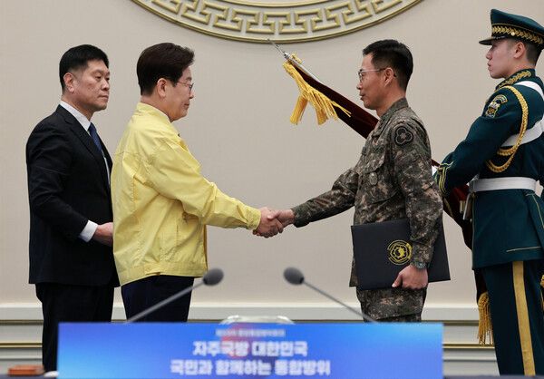 이재명&nbsp;대통령이 23일 청와대 영빈관에서 열린 제59차 중앙통합방위회의에서 이동식 제36보병사단장에게 대통령 단체표창을 수여한 뒤 악수하고 있다. [사진=연합뉴스]&nbsp;