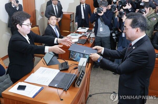 박홍근 기획예산처 장관 후보자가 23일 국회 재정경제기획위원회에서 열린 인사청문회에서 선서를 마친 뒤 임이자 위원장에게 선서문을 전달하고 있다. 2026.3.23 [사진=연합뉴스]