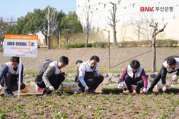 BNK부산은행(은행장 김성주)는 지난 21일(토), 부산 전역에서 임직원 300여 명의 지역봉사단이 생태계 개선, 나눔, 친환경 실천 등 지역사회와의 상생을 위한 봉사활동을 펼쳤다.[사진=BNK부산은행]
