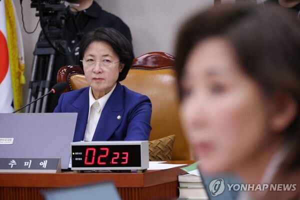 추미애 법사위원장이 12일 서울 여의도 국회에서 열린 법제사법위원회 전체회의에서 국민의힘 나경원 의원의 질의를 지켜보고 있다. 2026.1.12 [사진=연합뉴스]