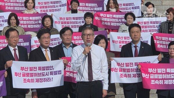 박형준 부산시장이 23일 여의도 국회 본청 앞에서 '부산 글로벌허브도시 특별법' 제정을 촉구하며 삭발식을 한 뒤 발언하고 있다. [사진=폴리뉴스]