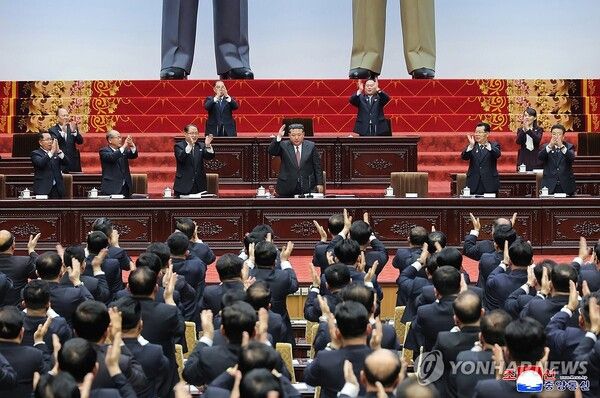 북한 조선중앙통신은 최고인민회의 제15기 제1차회의 1일회의가 22일 진행되었다고 23일 보도했다. 회의에서는 김정은을 국무위원장으로 재추대했다고 전했다 [사진=연합뉴스]