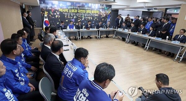 더불어민주당 정청래 대표가 23일 경남 김해시 진영읍 강금원기념봉하연수원 강연장에서 열린 현장 최고위원회의에서 발언하고 있다. 2026.3.23 [사진=연합뉴스]