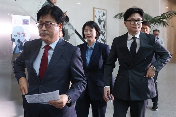 국민의힘&nbsp;김종혁&nbsp;전 최고위원이 20일 국회 소통관에서 중앙윤리위 징계에 대한 법원의 효력정지 가처분 인용 결정과 관련해 기자회견장을 향하고 있다. [사진=연합뉴스]