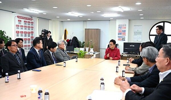 이철우 경상북도지사 예비후보가 24일 국민의힘 의성 당협 사무실을 방문해 당직자들과 대담을 하고 있다. / 사진=이철우 경상북도지사 예비후보 선거사무소