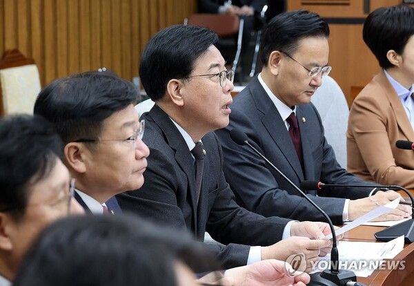 국민의힘&nbsp;송언석&nbsp;원내대표가 24일 국회에서 열린 원내대책회의에서 모두발언을 하고 있다. [사진=연합뉴스]