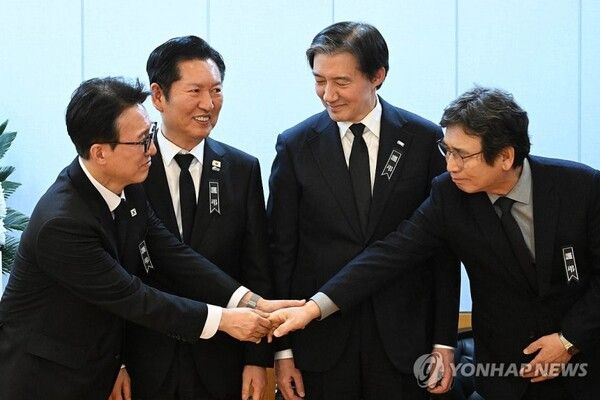 김민석 국무총리가 이해찬 전 국무총리의 빈소에서 유시민 전 이사장과 대화하고 있다 [사진=연합뉴스]