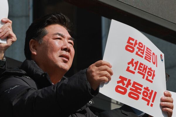 &nbsp;16일 서울 영등포구 여의도 국민의힘 중앙당사 앞에서 대한민국자유유튜브총연합회가 연 장동혁 대표 지지 집회에 보수 유튜버&nbsp;고성국&nbsp;씨가 참석해 구호를 외치고 있다. [사진=연합뉴스]