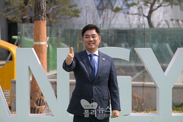 판교역 앞에서 인사하는 더불어민주당 김병욱 성남시장 예비후보. [사진=박비주안 기자]