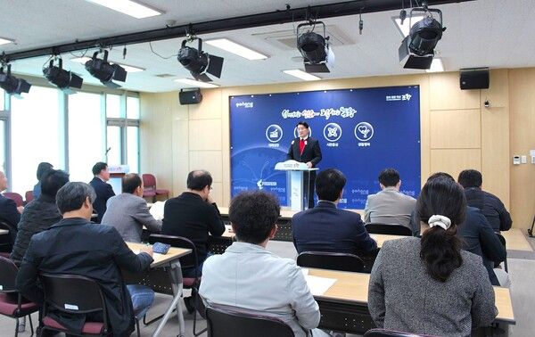 박승호 포항시장 예비후보가 23일 포항시청 브리핑룸에서 기자회견을 열고 있다. / 사진=박승호 포항시장 예비후보